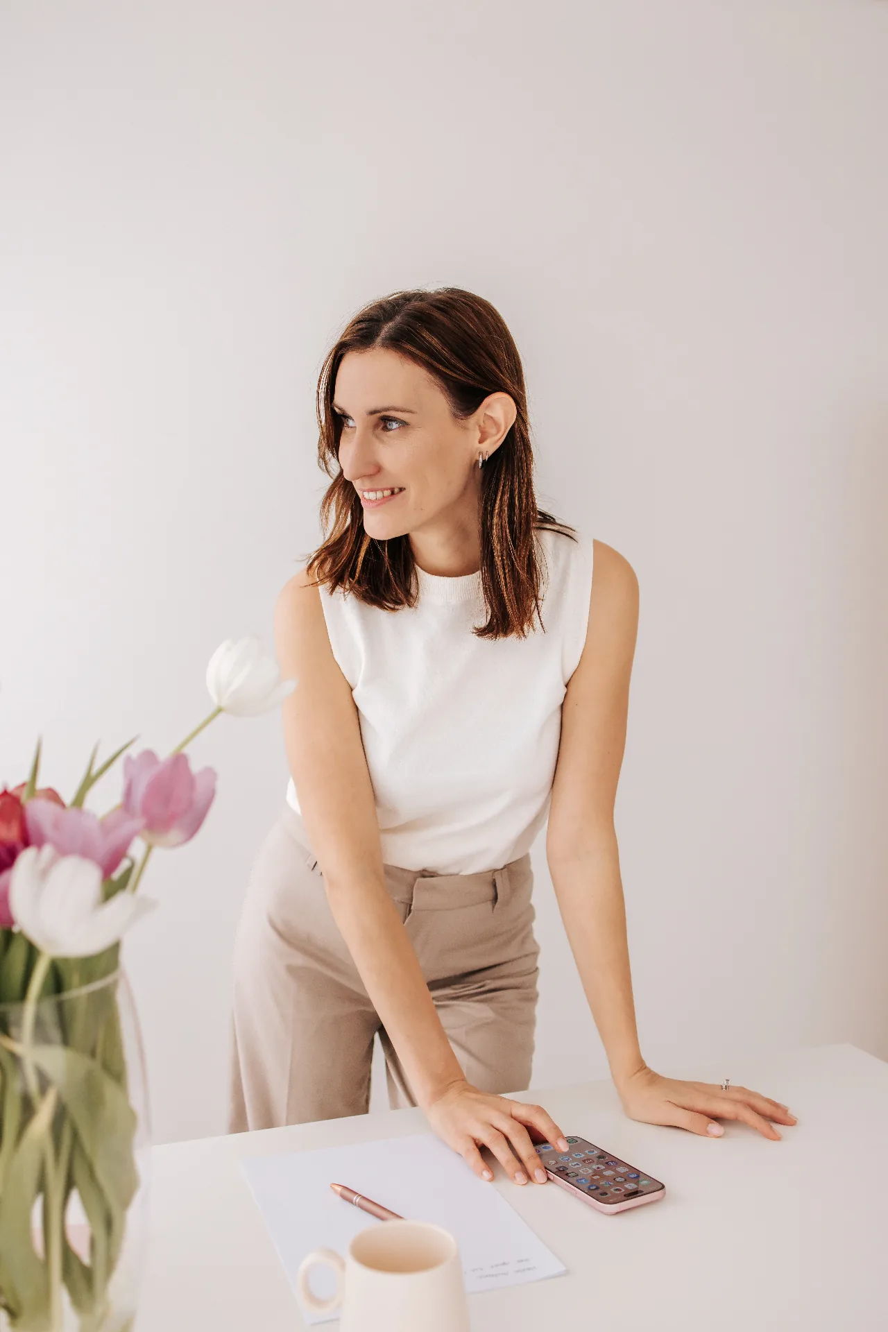 Melanie aan haar bureau met tulpen