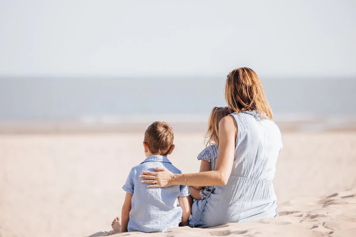Melanie met haar kinderen op het strand